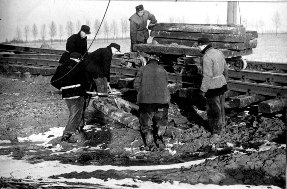 HUA-164646-Afbeelding van de herstelwerkzaamheden aan de spoorlijn tussen Lage Zwaluwe en Dordrecht, na de watersnoodramp van 1953