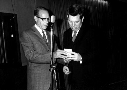 HUA-165604-Afbeelding van de aanbieding van een zilveren legpenning door ir. J. Slinkers (chef van het district Midden van de dienst van Exploitatie van de N.S.) aan burgemeester C.F. Pouw (rechts) van Wehl ter 