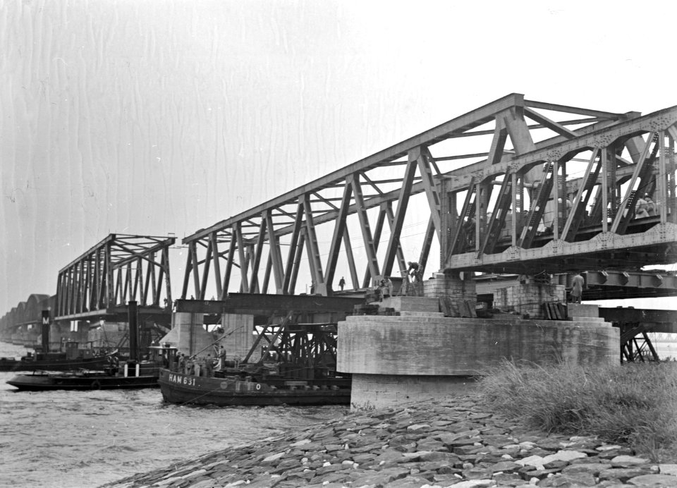 HUA-152691-Gezicht op het invaren van een nieuw gedeelte van de Moerdijkbrug