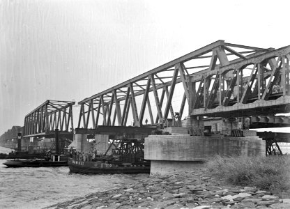 HUA-152691-Gezicht op het invaren van een nieuw gedeelte van de Moerdijkbrug