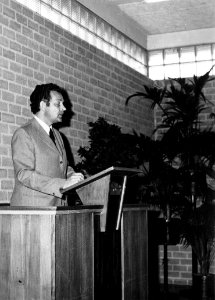 HUA-165529-Afbeelding van mr. Ch.H.M. Clemens (chef Exploitatie van het district Zuid-West) van de N.S. tijdens zijn toespraak bij de opening van het nieuwe N.S.-station Dordrecht Zuid te Dordrecht. N.B. De foto