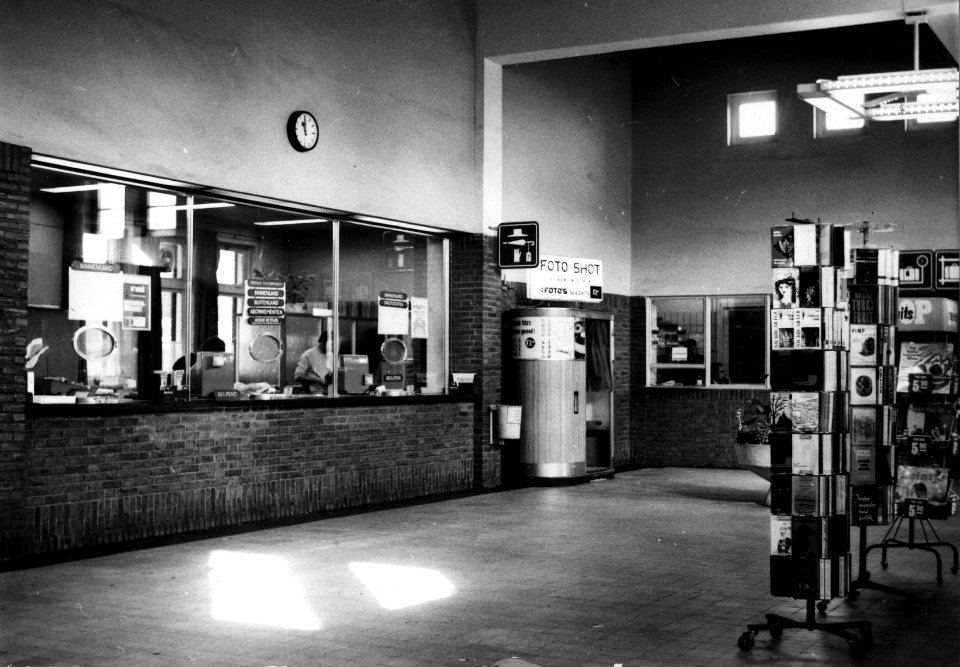 HUA-152634-Interieur van de hal met loketten in het NS station Sittard te Sittard