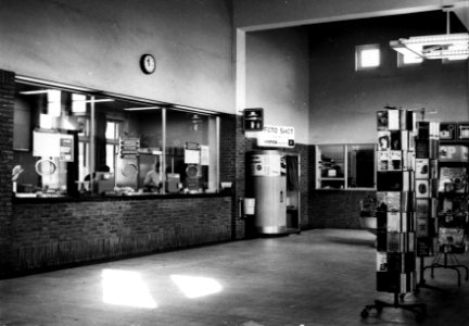 HUA-152634-Interieur van de hal met loketten in het NS station Sittard te Sittard