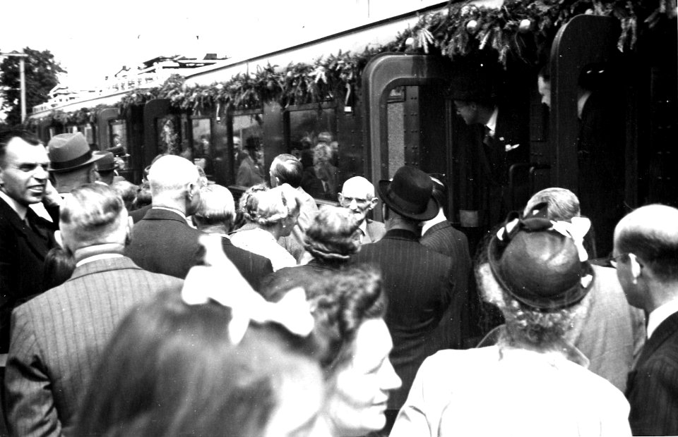 HUA-164264-Afbeelding van het publiek bij de feesttrein ter gelegenheid van de opening van het geëlectrificeerde baanvak Den Dolder - Baarn, vermoedelijk op het N.S.-station Soest Zuid te Soest