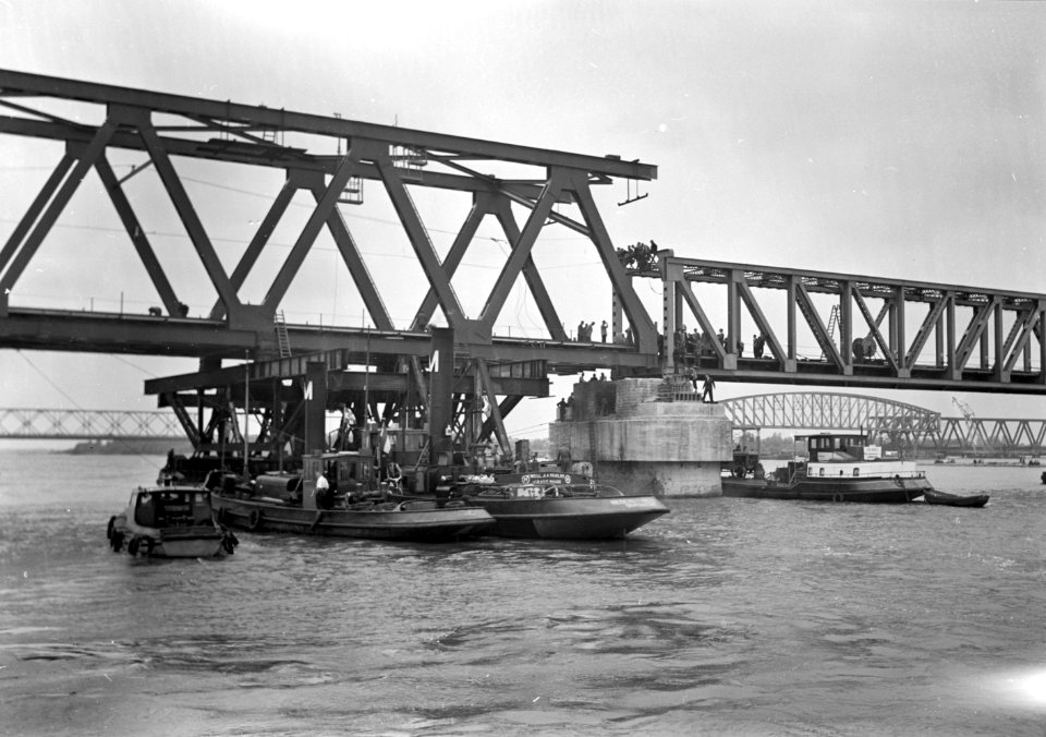 HUA-152686-Gezicht op het invaren van een nieuw gedeelte van de Moerdijkbrug