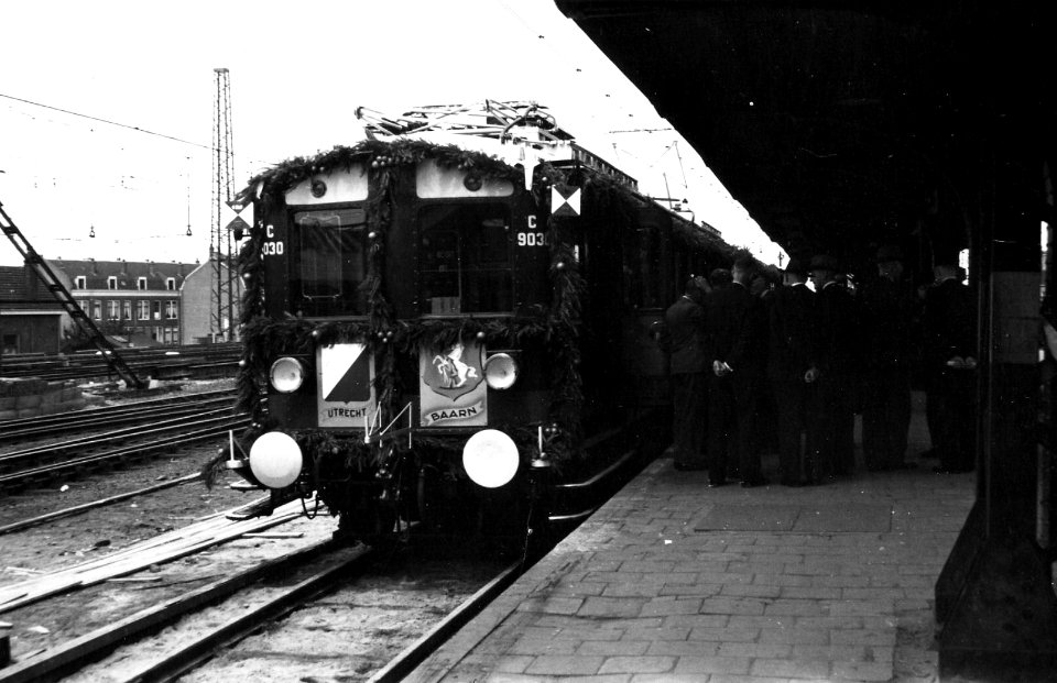 HUA-164260-een versierd electrisch treinstel bestaande uit rijtuigen mat 1924 Blokkendozen op het station Utrecht CS ter gelegenheid van de elektrificatie naar Baarn