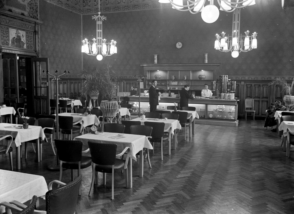 HUA-166041-Interieur van het N.S.-station Amsterdam C.S. te Amsterdam- wachtkamer 1e klasse