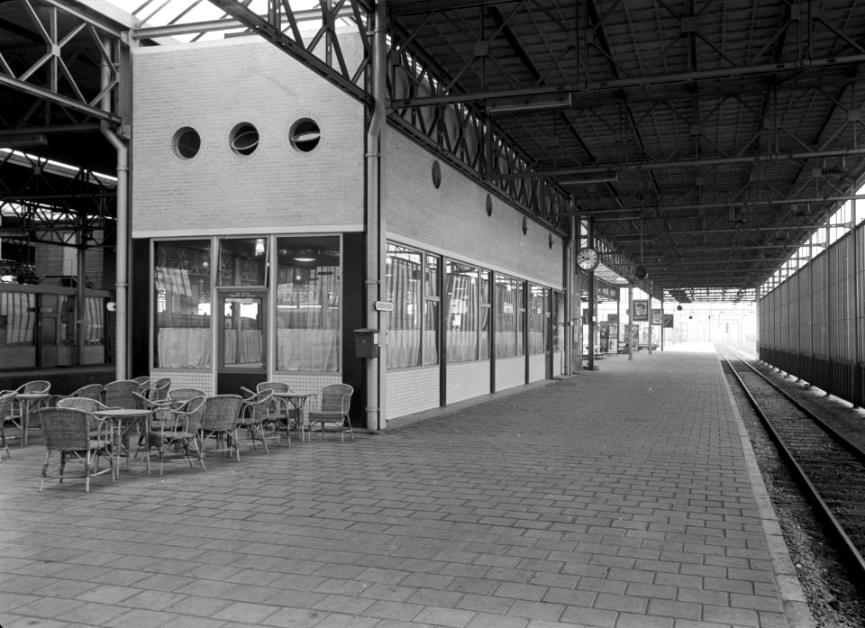 HUA-166051-Gezicht op de wachtkamer met buffet en terras op het 1e perron van het N.S.-station Eindhoven te Eindhoven
