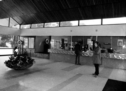 HUA-165541-Interieur van het nieuwe N.S.-station Gorinchem te Gorinchem- hal met loket- en bagagebalie