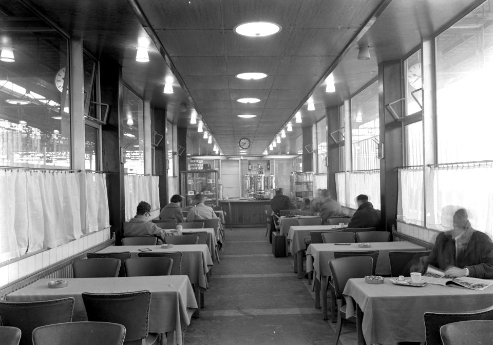 HUA-166053-Interieur van de wachtkamer met buffet op het 1e perron van het N.S.-station Eindhoven te Eindhoven