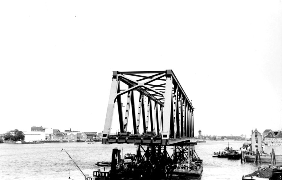 HUA-164384-Afbeelding van het transport van een brugdeel afkomstig van de staalfabriek en gieterij Penn en Bauduin te Dordrecht en bestemd voor de spoorbrug over