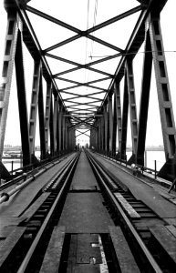 HUA-164379-Gezicht in de spoorbrug over het Hollandsch Diep bij Moerdijk, tijdens het definitieve herstel van de brug