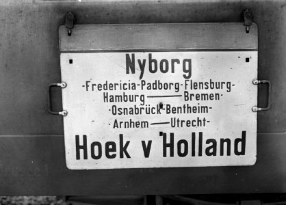 HUA-153467-Afbeelding van een koersbord op een trein van Nyborg (Denemarken) naar Hoek van Holland