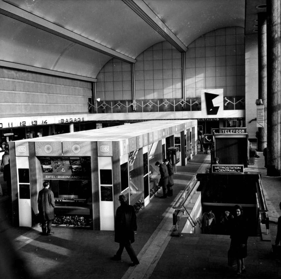 HUA-152604-Interieur van de hal met stand van de D.B. (Deutsche Bundesbahn) in het N.S.-station Rotterdam C.S. te Rotterdam