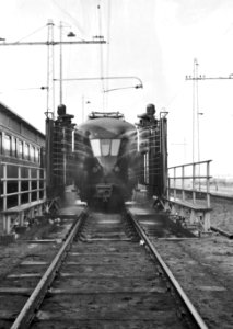 HUA-153490-Afbeelding van een electrisch treinstel (Mat. 1946) in de wasmachine bij de revisieloods (werkplaats) Zaanstraat te Amsterdam