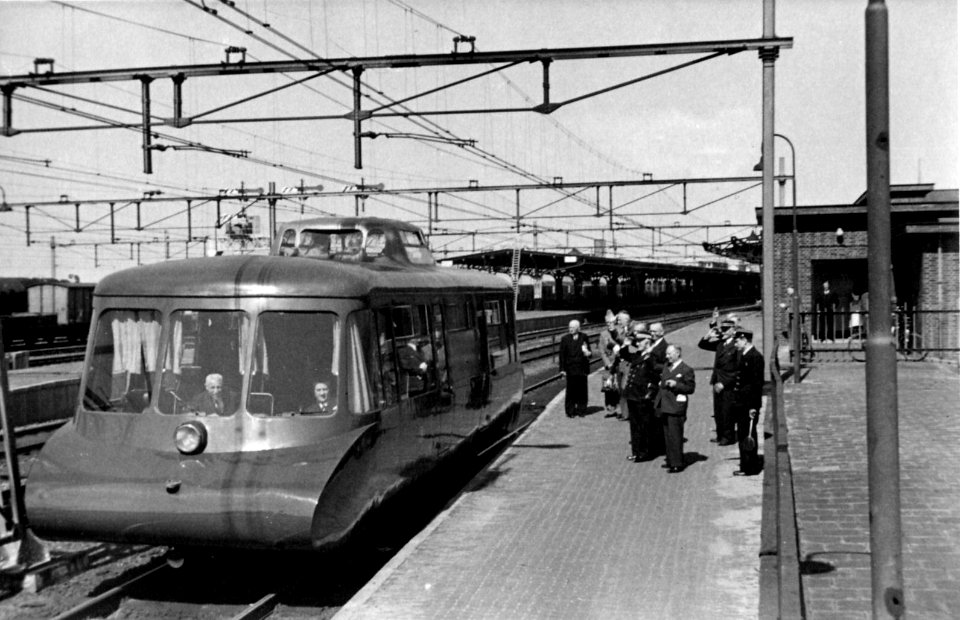 HUA-164364-Afbeelding van het directierijtuig van de Belgische spoorwegen (N.M.B.S.) bij vertrek uit het N.S.-station Roosendaal te Roosendaal ter gelegenheid van de opening van de geëlectrificeerde spoorlijnen 