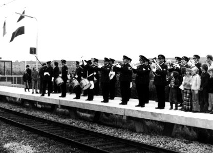 HUA-165528-Afbeelding van de opening van het nieuwe N.S.-station Dordrecht Zuid te Dordrecht, tijdens het optreden van de harmonie van de gemeentepolitie van Dordrecht