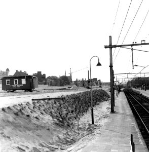 HUA-166227-Gezicht op het talud voor de verhoogde spoorbaan en het nieuwe NS station Tilburg te Tilburg