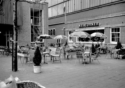 HUA-153687-Gezicht op het terras van de NS corner koffieshop van het NS station Haarlem te Haarlem