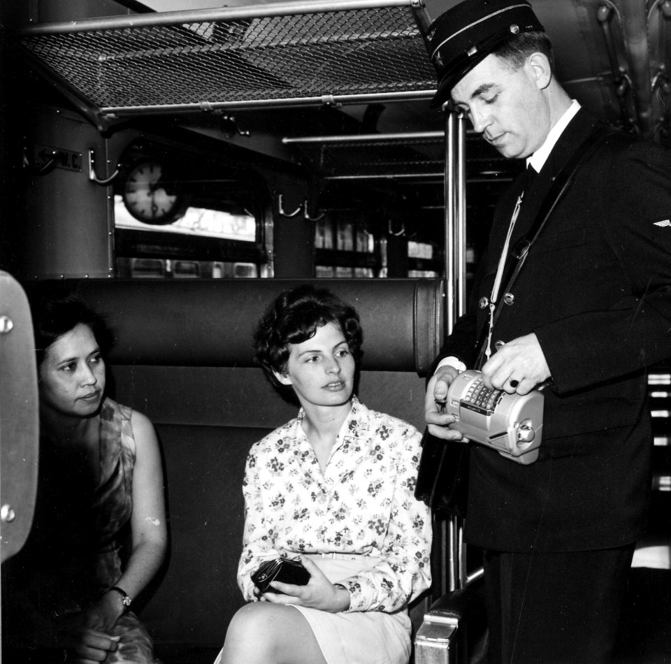 HUA-165691-Afbeelding van de verkoop van vervoersbewijzen plaatskaarten door de conducteur in de trein