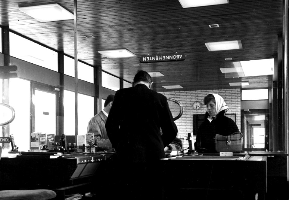 HUA-165688-Interieur van het N.S.-station Rijswijk te Rijswijk- plaatskaartenkantoor