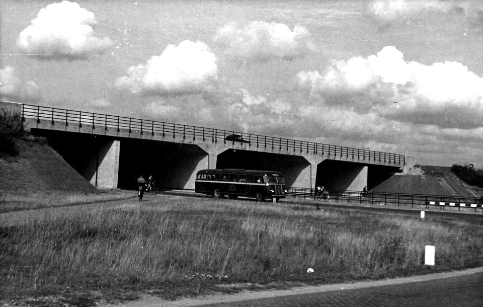 HUA-164348-Gezicht op het viaduct in de Rijksweg 12 over de Utrechtsestraatweg en en het Merwedekanaal te Jutphaas, uit het zuidwesten. N.B. Dit gedeelte van de gemeente Jutphaas is per 1 jan. 1954 bij de gemeen