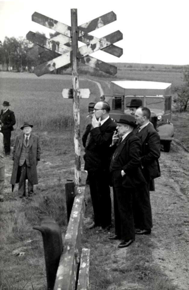 HUA-164338-Afbeelding van enkele leden van het gezelschap tijdens een speciale rit voor N.S.-personeel ter gelegenheid van de electrificatie van de spoorlijnen in Limburg bij een spoorwegovergang ten zuiden van 
