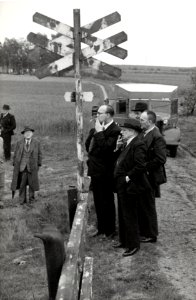 HUA-164338-Afbeelding van enkele leden van het gezelschap tijdens een speciale rit voor N.S.-personeel ter gelegenheid van de electrificatie van de spoorlijnen in Limburg bij een spoorwegovergang ten zuiden van 