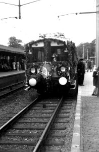 HUA-164266-Afbeelding van een versierd electrisch treinstel bestaande uit rijtuigen mat. 1924 ("Blokkendozen") van de N.S. ter gelegenheid van de electrificatie van het baanvak Den Dolder - Baarn, op het N.S.-st