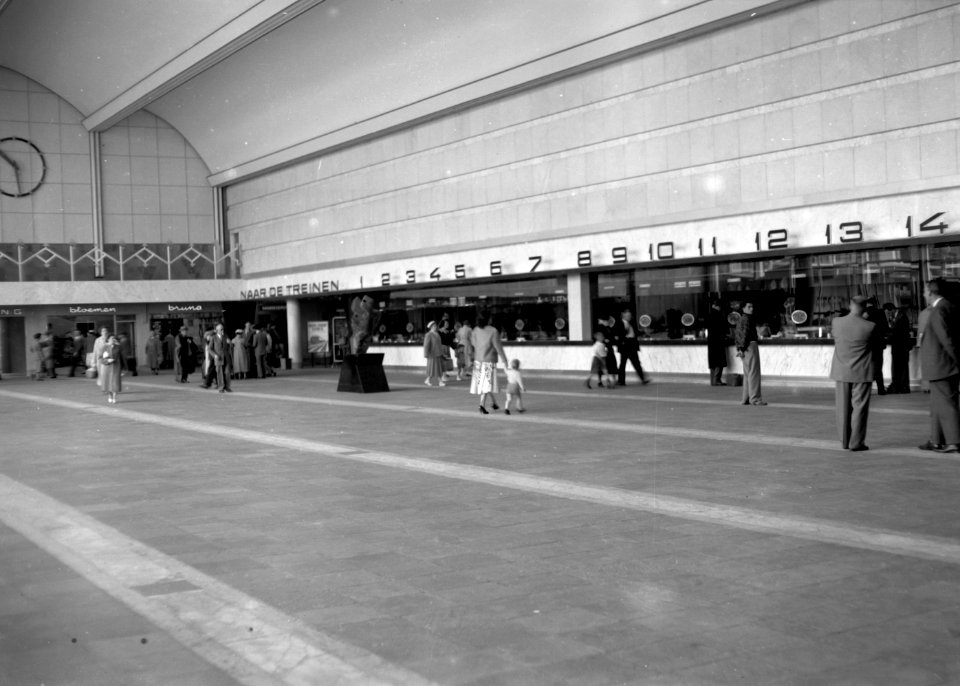 HUA-152560-Interieur van de hal met loketten in het N.S.-station Rotterdam C.S. te Rotterdam