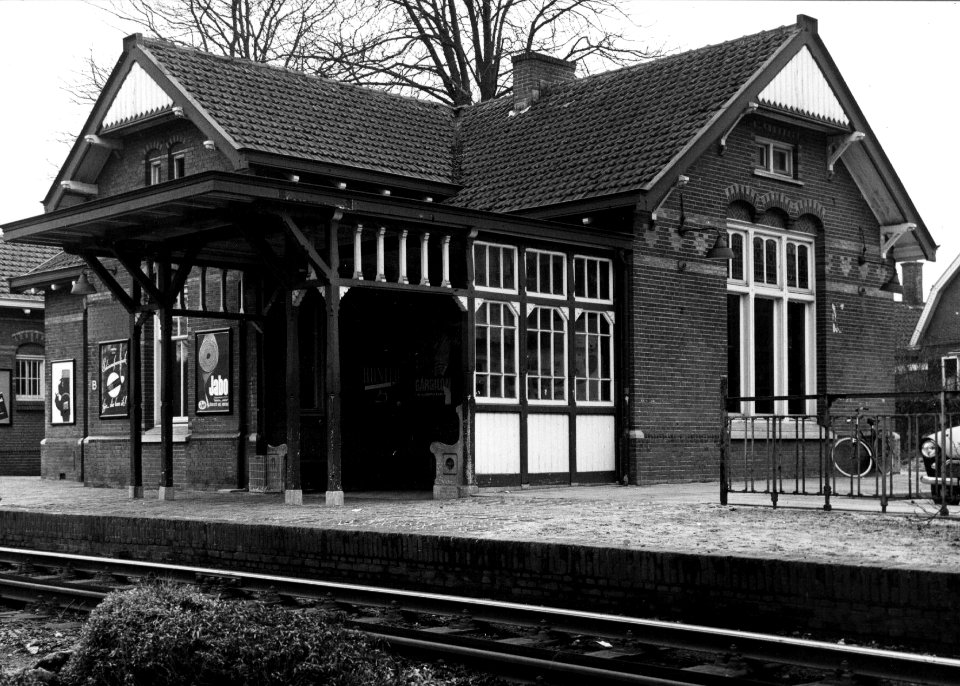 HUA-153277-Gezicht op de perronzijde van het NS station Soestdijk te Soest