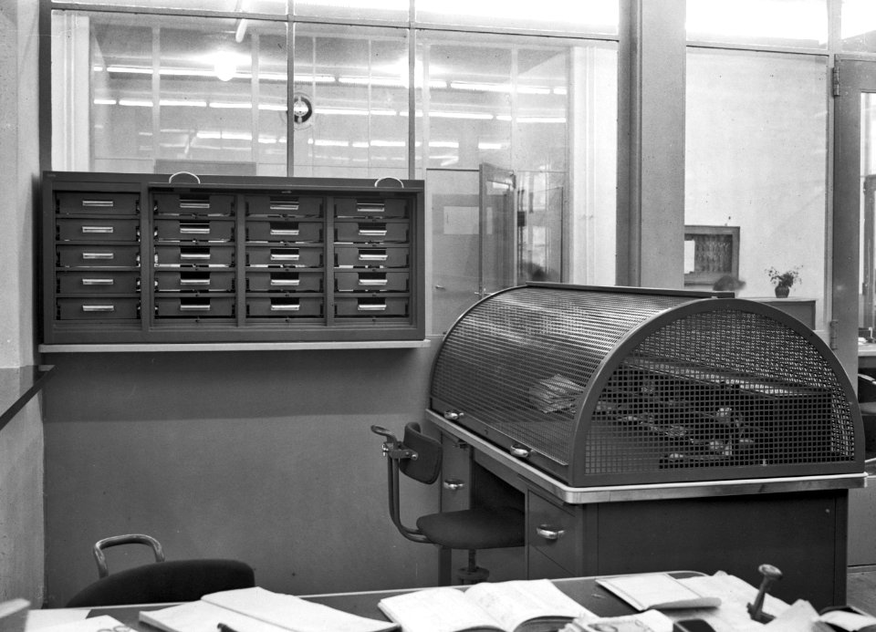 HUA-165671-Interieur van het N.S.-station Den Haag H.S. te Den Haag- plaatskaartenkantoor