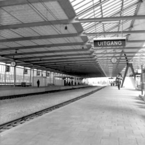 HUA-153259-Gezicht op het perron en de perronkap van het N.S.-station Schiedam te Schiedam