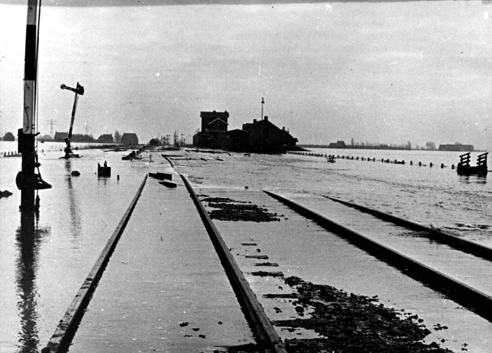 HUA-152843-Afbeelding van het overstroomde emplacement bij het N.S.-station Kruiningen-Yerseke te Kruiningen kort na de watersnoodramp