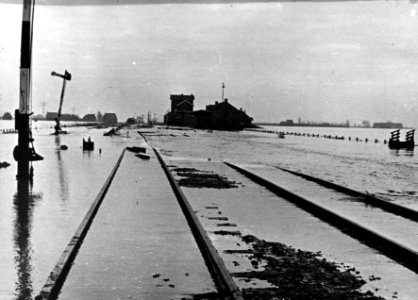HUA-152843-Afbeelding van het overstroomde emplacement bij het N.S.-station Kruiningen-Yerseke te Kruiningen kort na de watersnoodramp