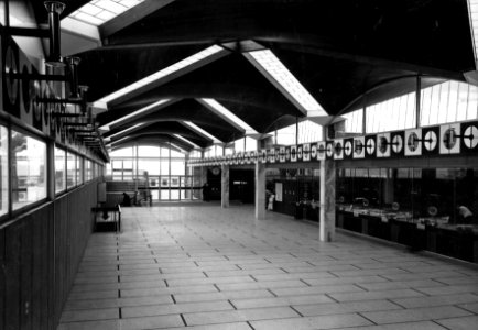 HUA-152621-Interieur van de hal van het N.S.-station Schiedam-Rotterdam West te Schiedam