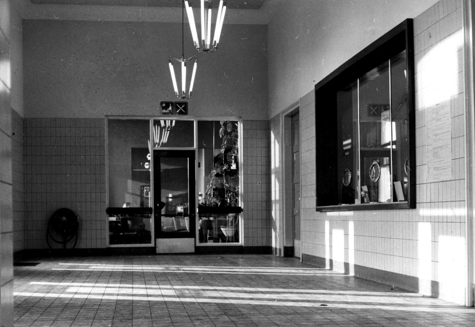 HUA-152635-Interieur van de hal met loketten in het N.S.-station Sneek te Sneek