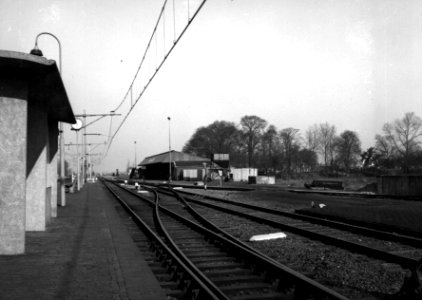 HUA-153253-Gezicht op de laad en losplaats van het NS station Schagen te Schagen met geheel links een deel van het perron