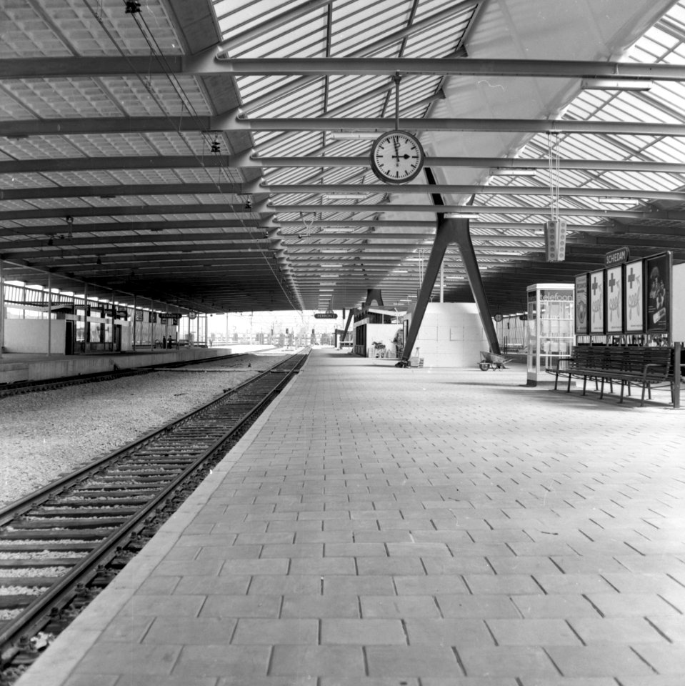 HUA-153258-Gezicht op het perron en de perronkap van het N.S.-station Schiedam te Schiedam