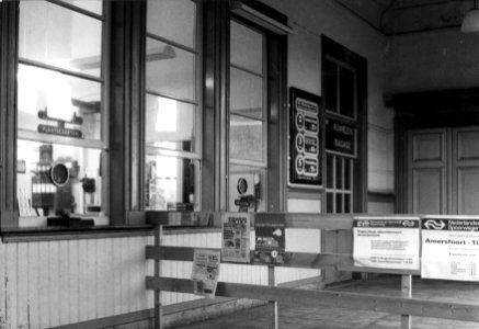 HUA-152531-Interieur van het N.S.-station Nieuweschans hal met loketten