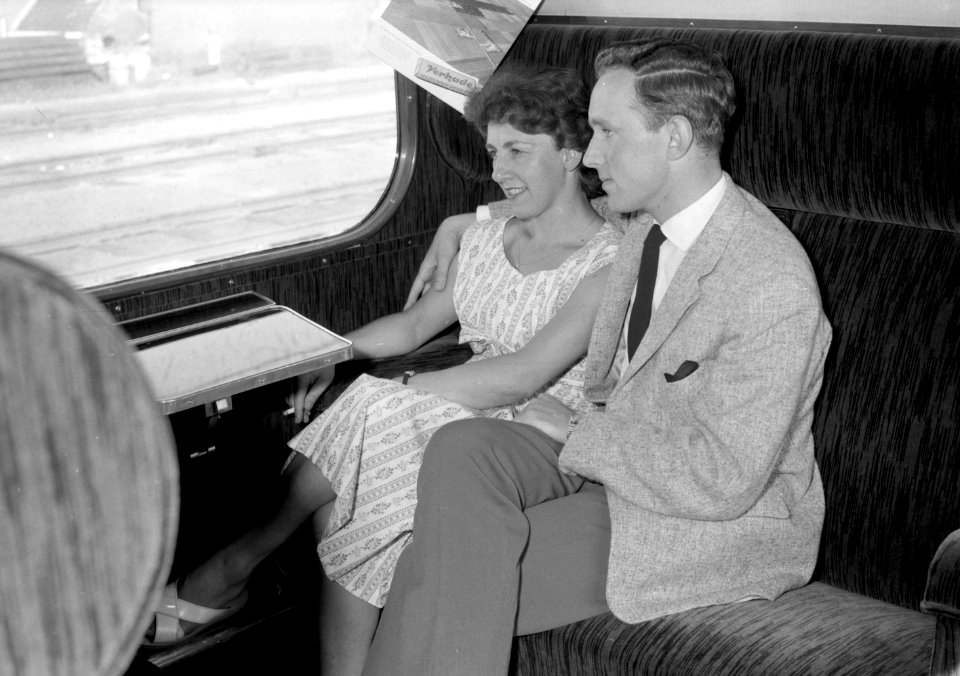 HUA-152861-Afbeelding van twee reizigers in een trein van de N.S