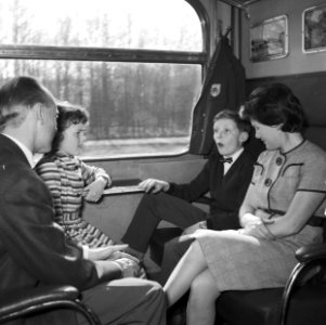 HUA-152864-Afbeelding van een gezin in een trein van de N.S