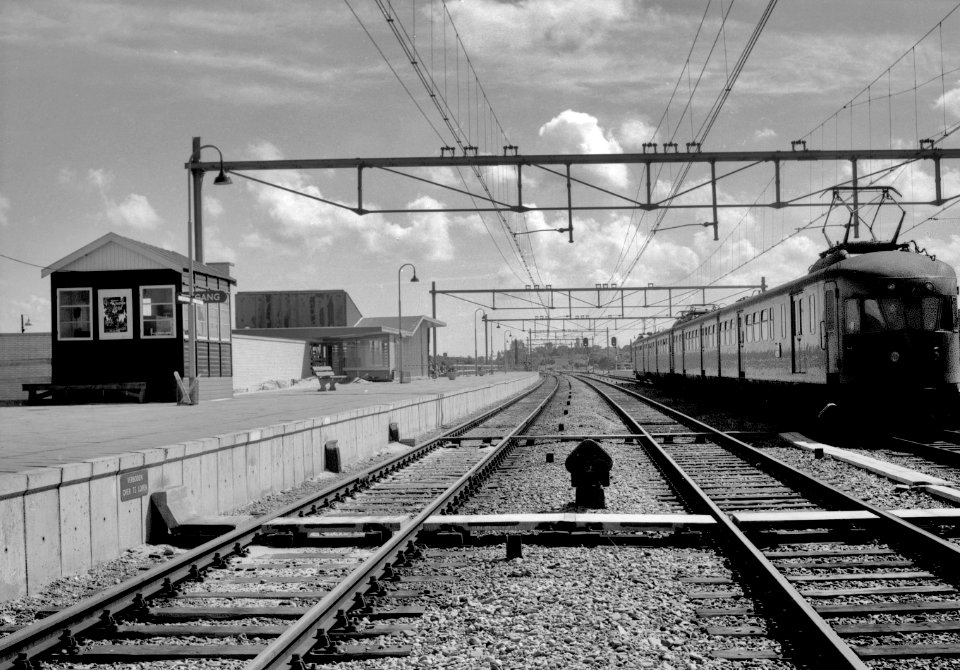 HUA-153249-Gezicht op de perronzijde van het N.S.station Santpoort Noord te Santpoort met rechts een electrisch treinstel mat. 1946