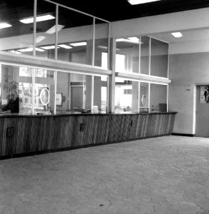 HUA-166179-Interieur van het N.S.-station Zevenaar te Zevenaar- hal met loketten