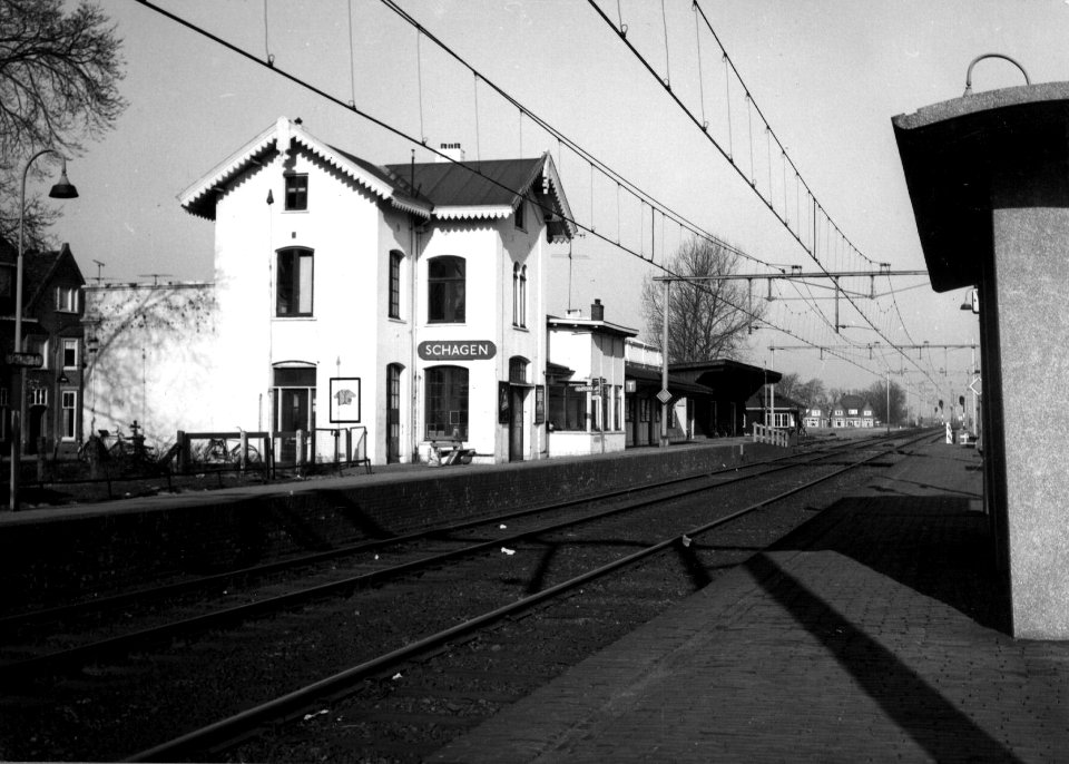 HUA-153254-Gezicht op de perronzijde van het NS station Schagen te Schagen kort voor de afbraak