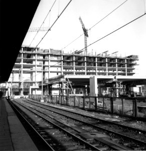 HUA-166213-Gezicht op het in aanbouw zijnde nieuwe N.S.-station Den Haag C.S. te Den Haag