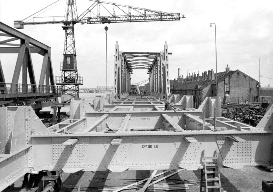 HUA-152694-Gezicht op de bouw van een nieuw brugdeel voor de spoorbrug over het Hollands Diep bij Moerdijk
