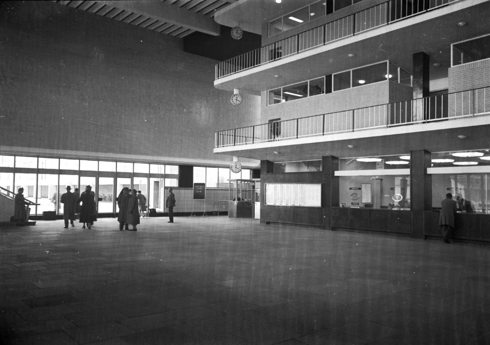 HUA-152420-Interieur van het N.S.-station Eindhoven te Eindhoven- hal
