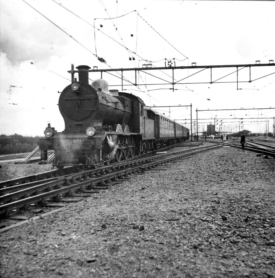 HUA-153444-Afbeelding van de stoomlocomotief nr. 3737 (serie 3701-3815) van de N.S. tijdens haar laatste rit bij het N.S.-station Geldermalsen te Geldermalsen
