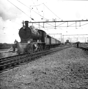 HUA-153444-Afbeelding van de stoomlocomotief nr. 3737 (serie 3701-3815) van de N.S. tijdens haar laatste rit bij het N.S.-station Geldermalsen te Geldermalsen